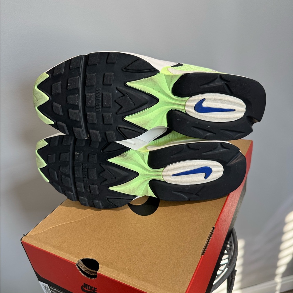 Men’s Nike Air Max Triax running shoes. - Picture 7 of 8